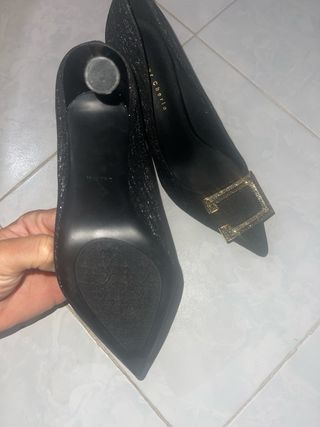 Zapatos de tacón negros con hebilla dorada T38