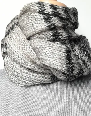 Bufanda circular gris con lentejuelas