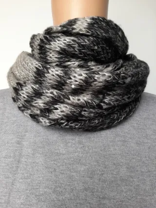 Bufanda circular gris con lentejuelas
