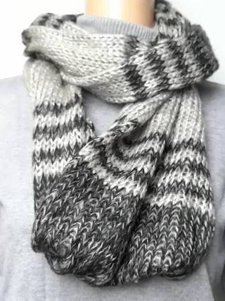 Bufanda circular gris con lentejuelas