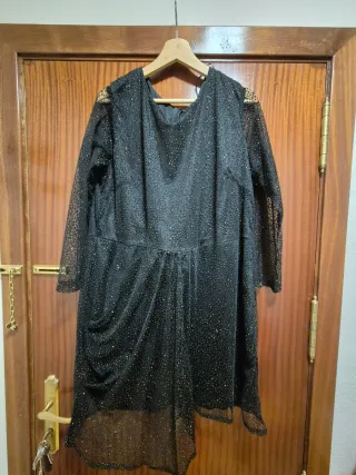 Vestido de fiesta negro con detalles dorados