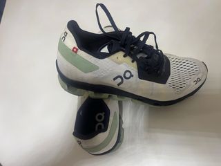 Zapatillas On Running Verdes y Blancas