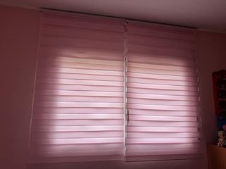 Due tende a rullo rosa