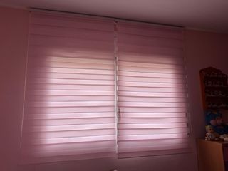Due tende a rullo rosa