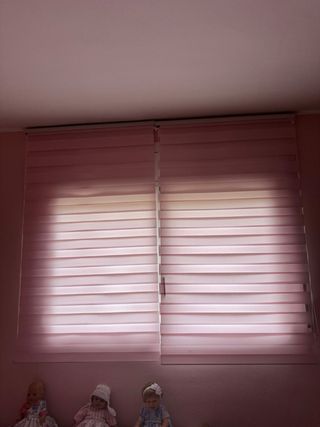 Due tende a rullo rosa