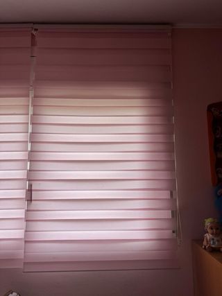 Due tende a rullo rosa