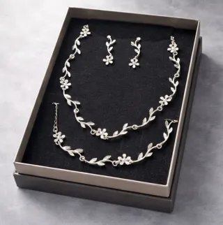 Conjunto Collar Plateado con Pendientes y Pulsera.