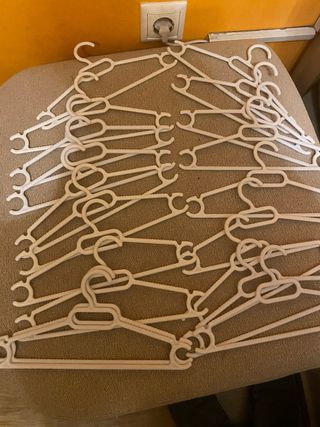 Lote de 20 perchas infantiles blancas