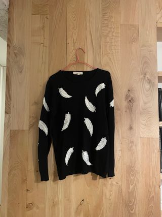 Jersey negro con plumas blancas