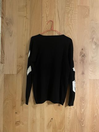 Jersey negro con plumas blancas