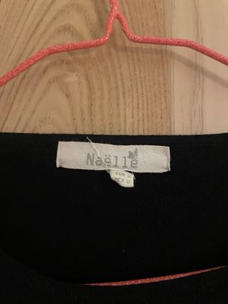 Jersey negro con plumas blancas