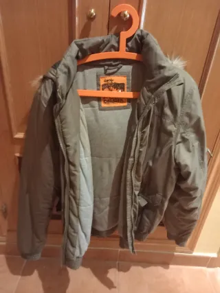 Abrigo verde con capucha y pelo