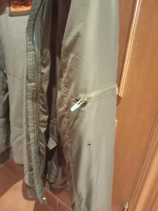 Abrigo verde con capucha y pelo