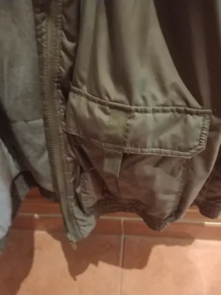 Abrigo verde con capucha y pelo