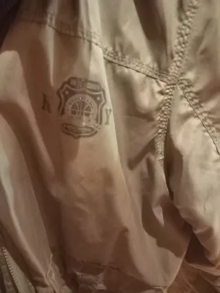 Abrigo verde con capucha y pelo