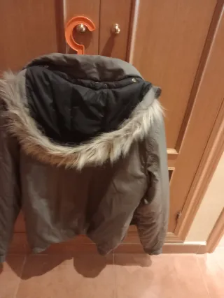 Abrigo verde con capucha y pelo