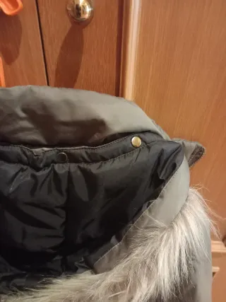 Abrigo verde con capucha y pelo