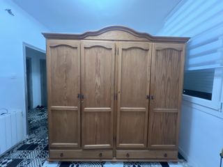 Ropero de madera maciza