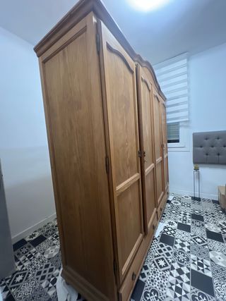 Ropero de madera maciza