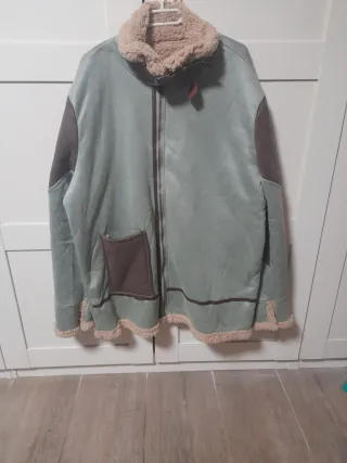 Parka verde y marrón con forro de borrego