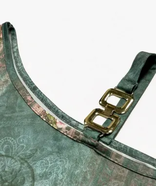 Camiseta verde con estampado floral