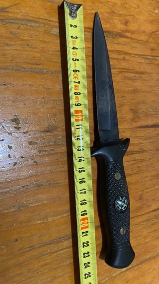 Herramienta de camping con brújula