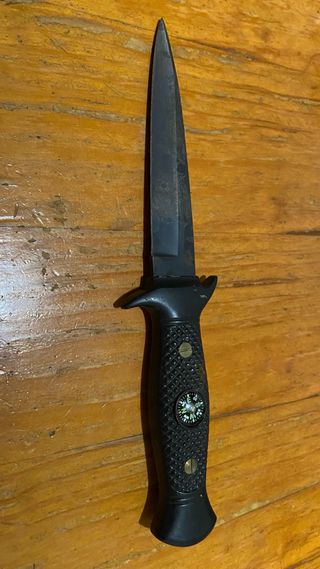 Herramienta de camping con brújula