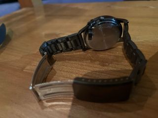 Reloj Aldo con detalles brillantes