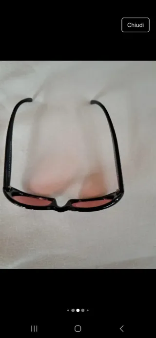 Occhiali da sole Benetton neri con lenti rosse