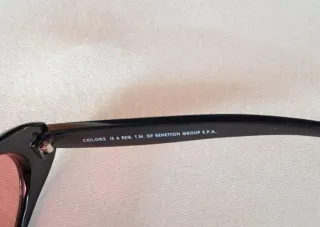 Occhiali da sole Benetton neri con lenti rosse