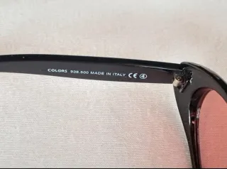 Occhiali da sole Benetton neri con lenti rosse