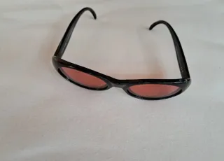 Occhiali da sole Benetton neri con lenti rosse