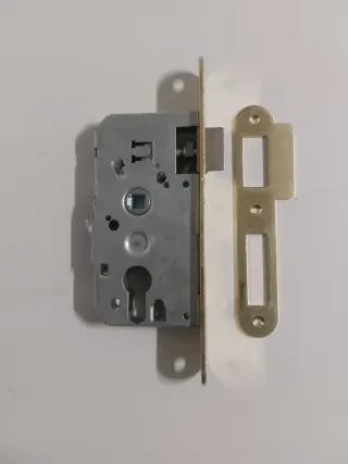 Cerradura de puerta metálica