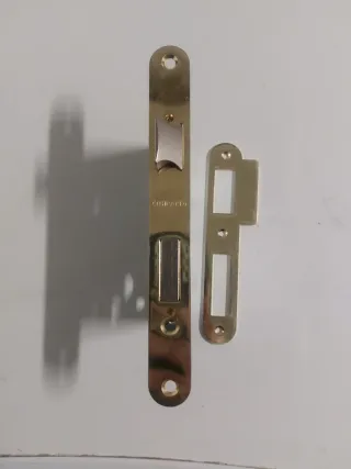 Cerradura de puerta metálica