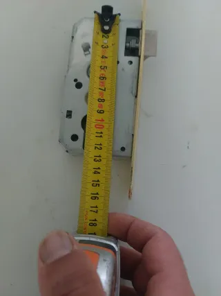 Cerradura de puerta metálica