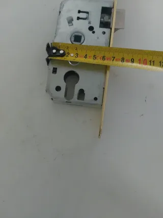 Cerradura de puerta metálica