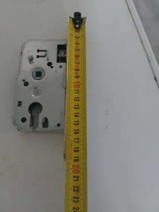 Cerradura de puerta metálica