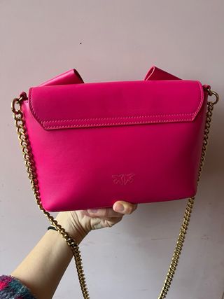 Borsa Pinko fucsia con fiocco e catena oro