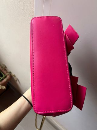 Borsa Pinko fucsia con fiocco e catena oro