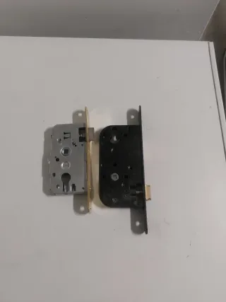 Cerradura de puerta metálica