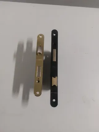 Cerradura de puerta metálica