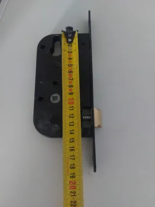 Cerradura de puerta metálica