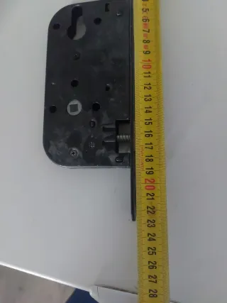 Cerradura de puerta metálica