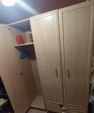 Armario de madera claro