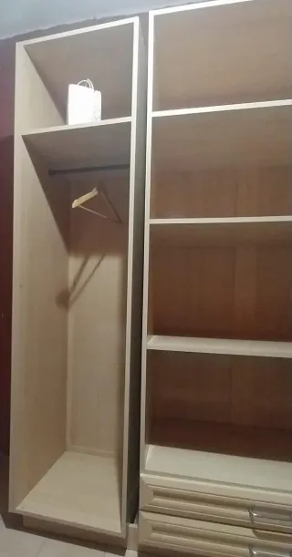 Armario de madera claro