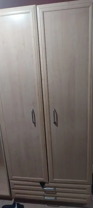 Armario de madera claro