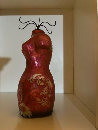 Busto decorativo rojo con diseño floral