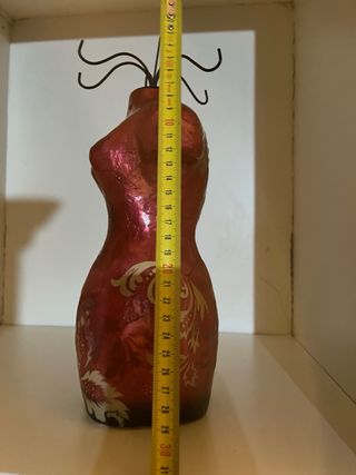 Busto decorativo rojo con diseño floral