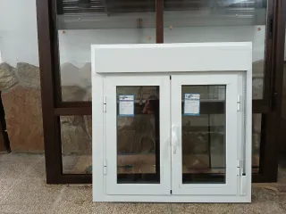 Ventana aluminio blanca con persiana