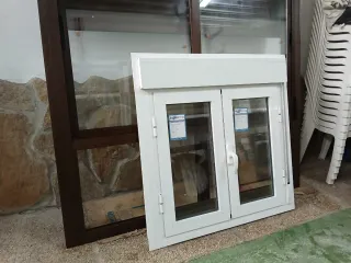 Ventana aluminio blanca con persiana